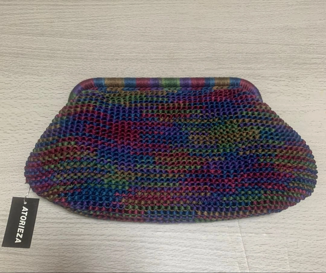 新品 段染め糸 カラフルなデザインの がま口クラッチ クラッチの写真2枚目