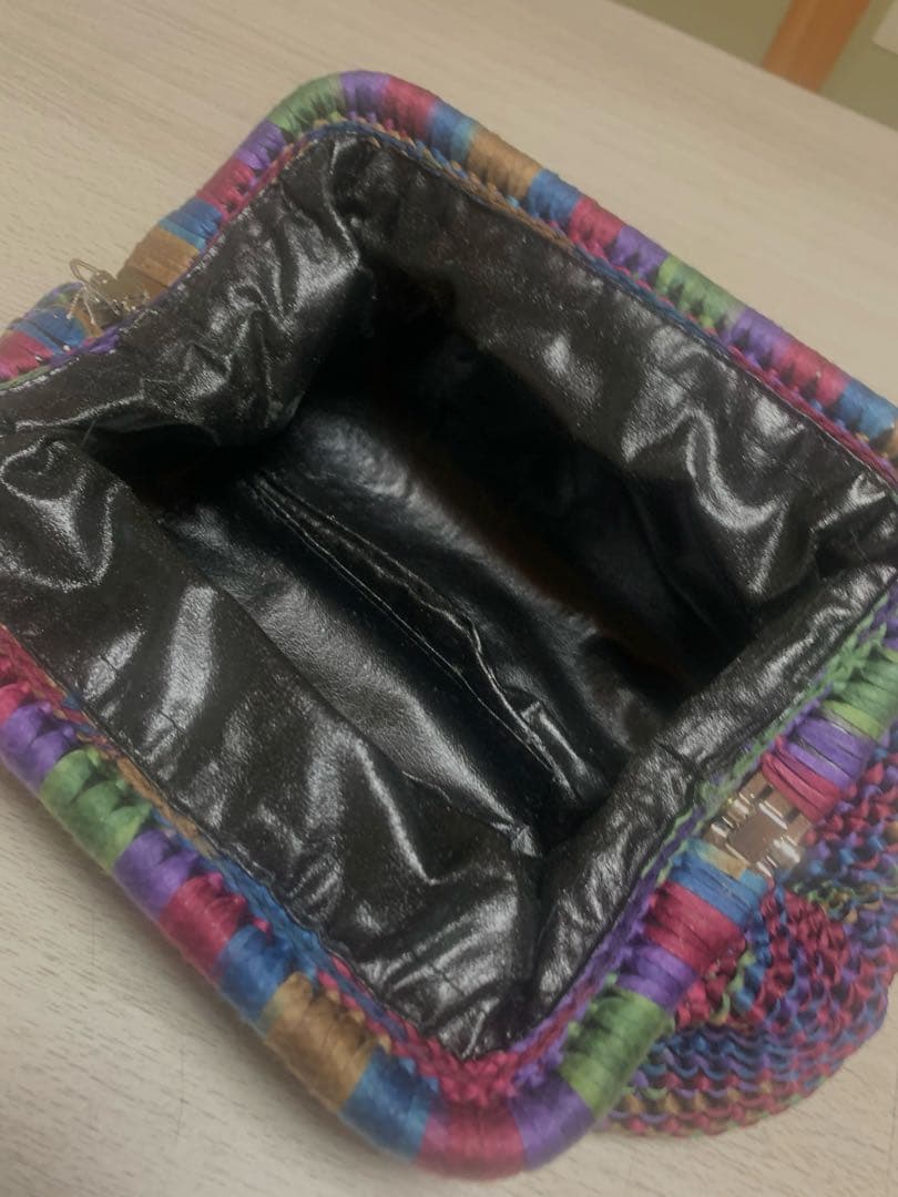 新品　段染め糸　カラフルなデザインの　がま口クラッチ　クラッチの写真4枚目