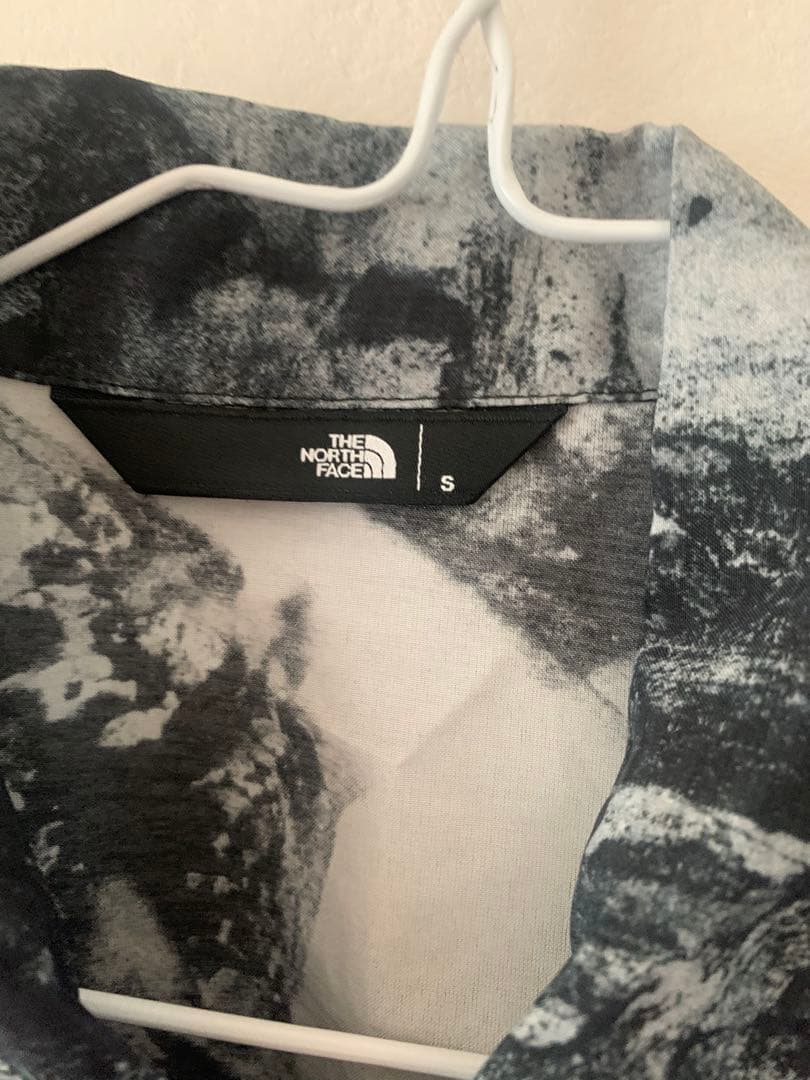 新品タグ付　ザ　ノースフェイス　メンズ　シャツ　Sの写真3枚目