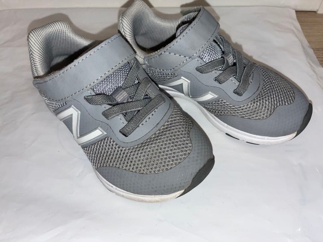 New Balance キッズスニーカー グレーの写真2枚目