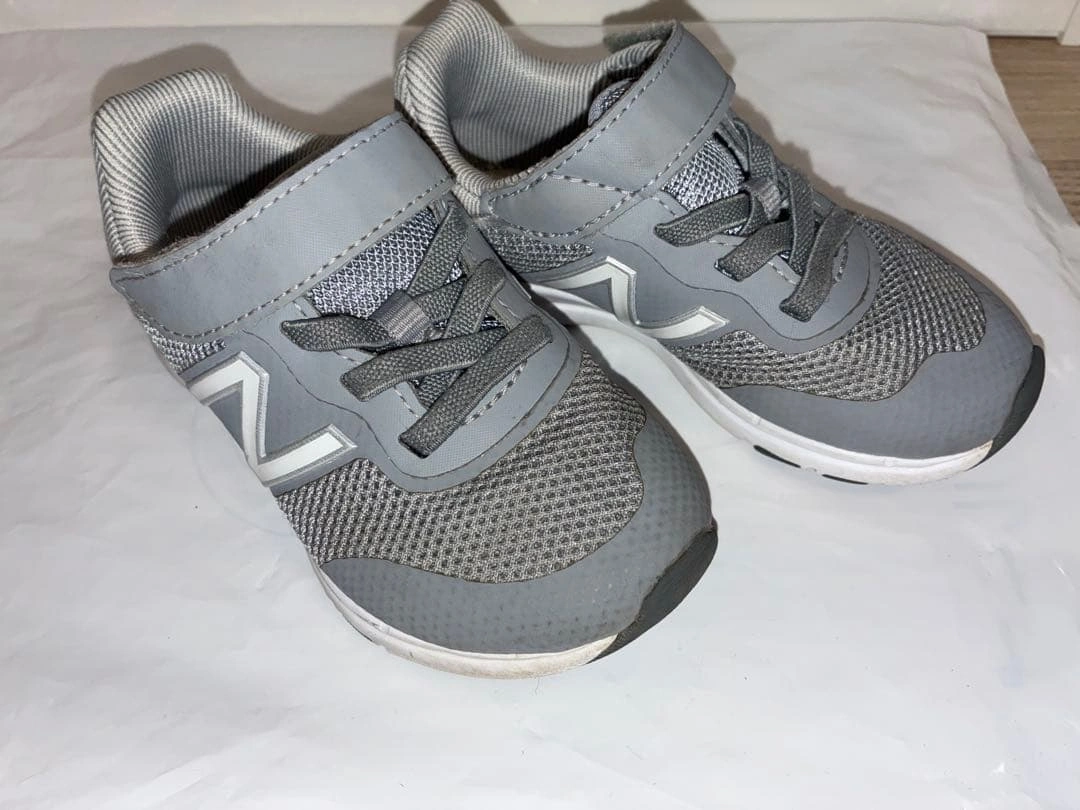 New Balance キッズスニーカー グレーの写真2枚目