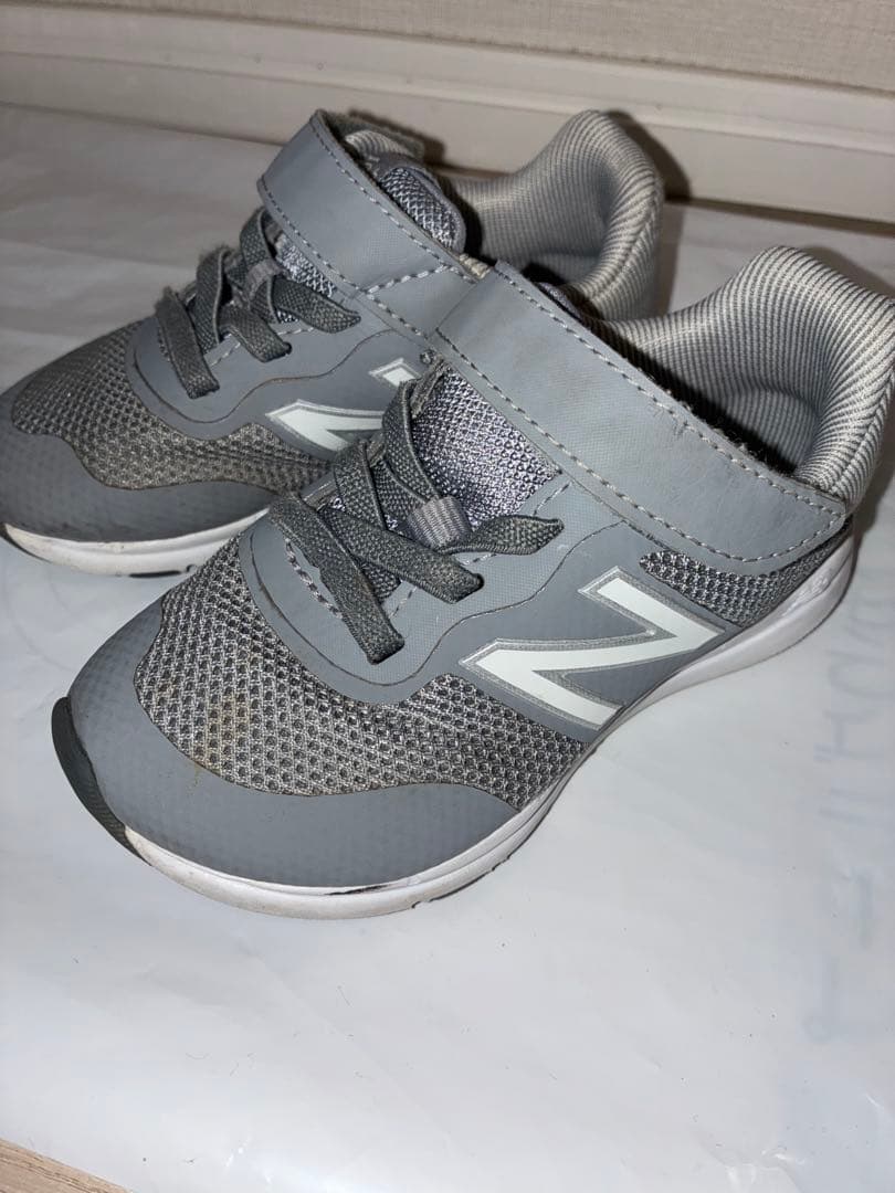 New Balance キッズスニーカー グレーの写真3枚目