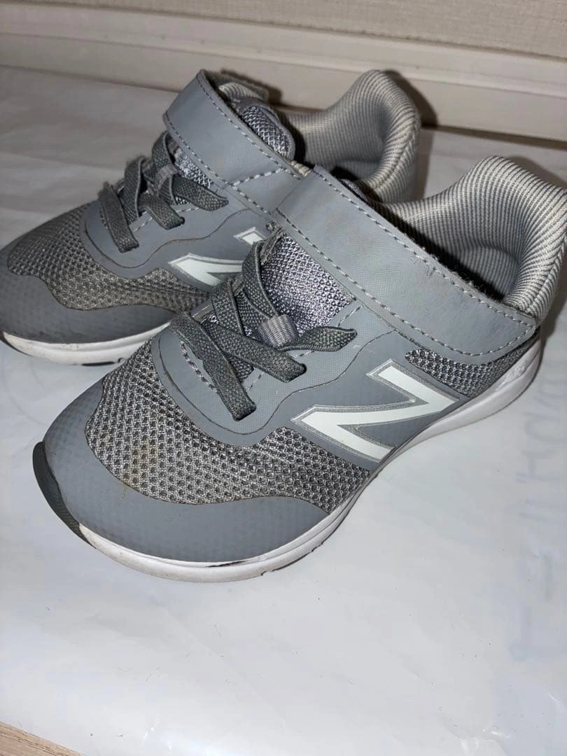 New Balance キッズスニーカー グレーの写真3枚目