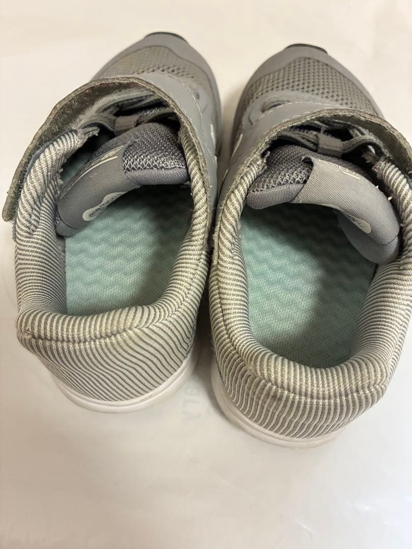 New Balance キッズスニーカー グレーの写真4枚目