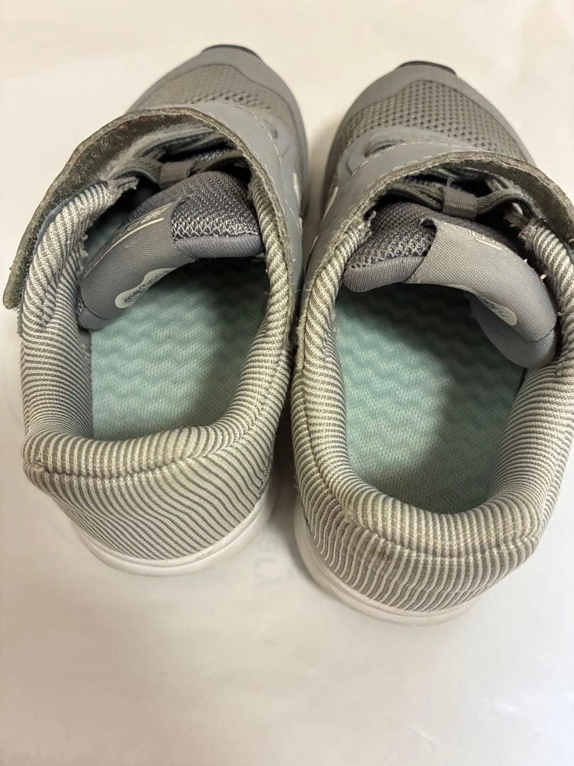 New Balance キッズスニーカー グレーの写真4枚目