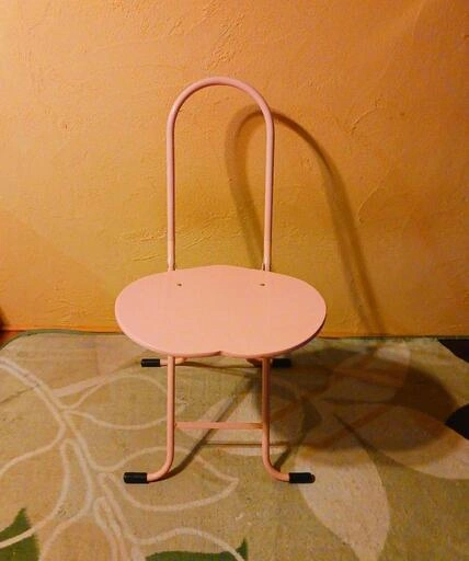 ピンクのハート型パイプ椅子