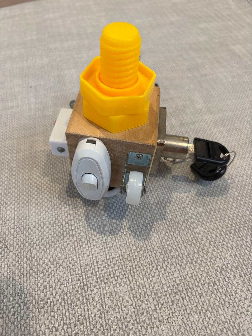 知育玩具 ビジーキューブ 指先トレーニング