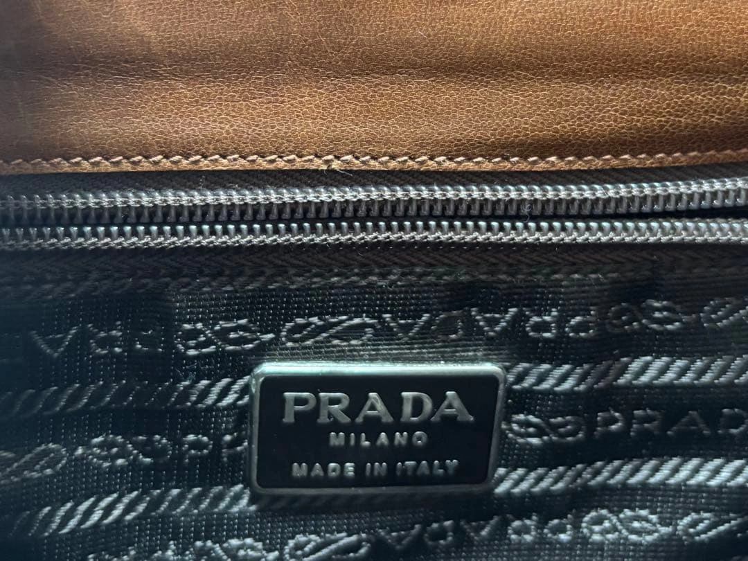 PRADAプラダ ヴィンテージ レザーショルダーバッグ ブラウンの写真5枚目