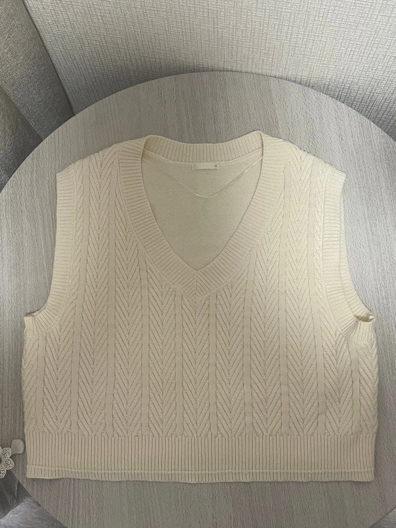 アイボリー Vネック ニットベスト GU