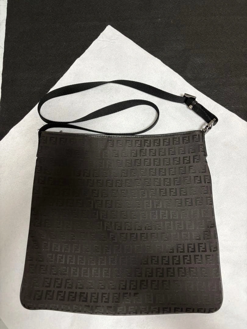 FENDI ズッカ ショルダーバッグ ブラック 斜め