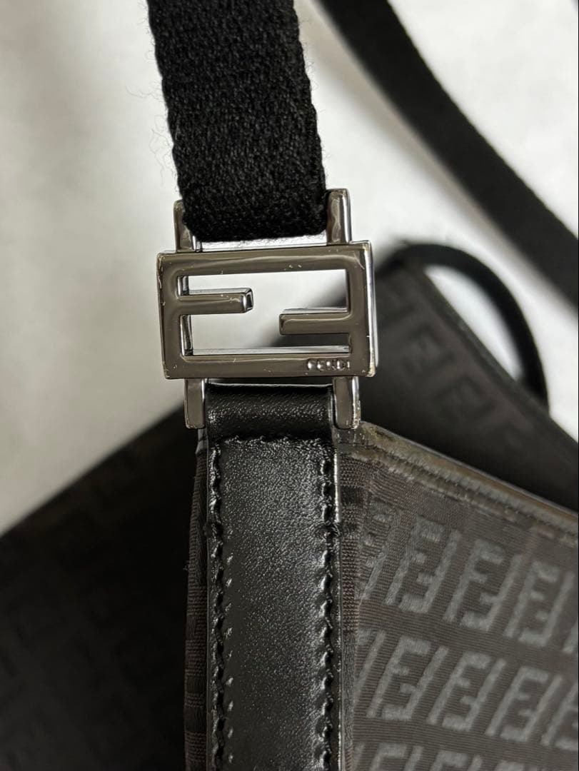 FENDI ズッカ ショルダーバッグ ブラック 斜めの写真2枚目