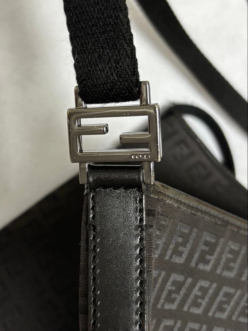 FENDI ズッカ ショルダーバッグ ブラック 斜めの写真2枚目