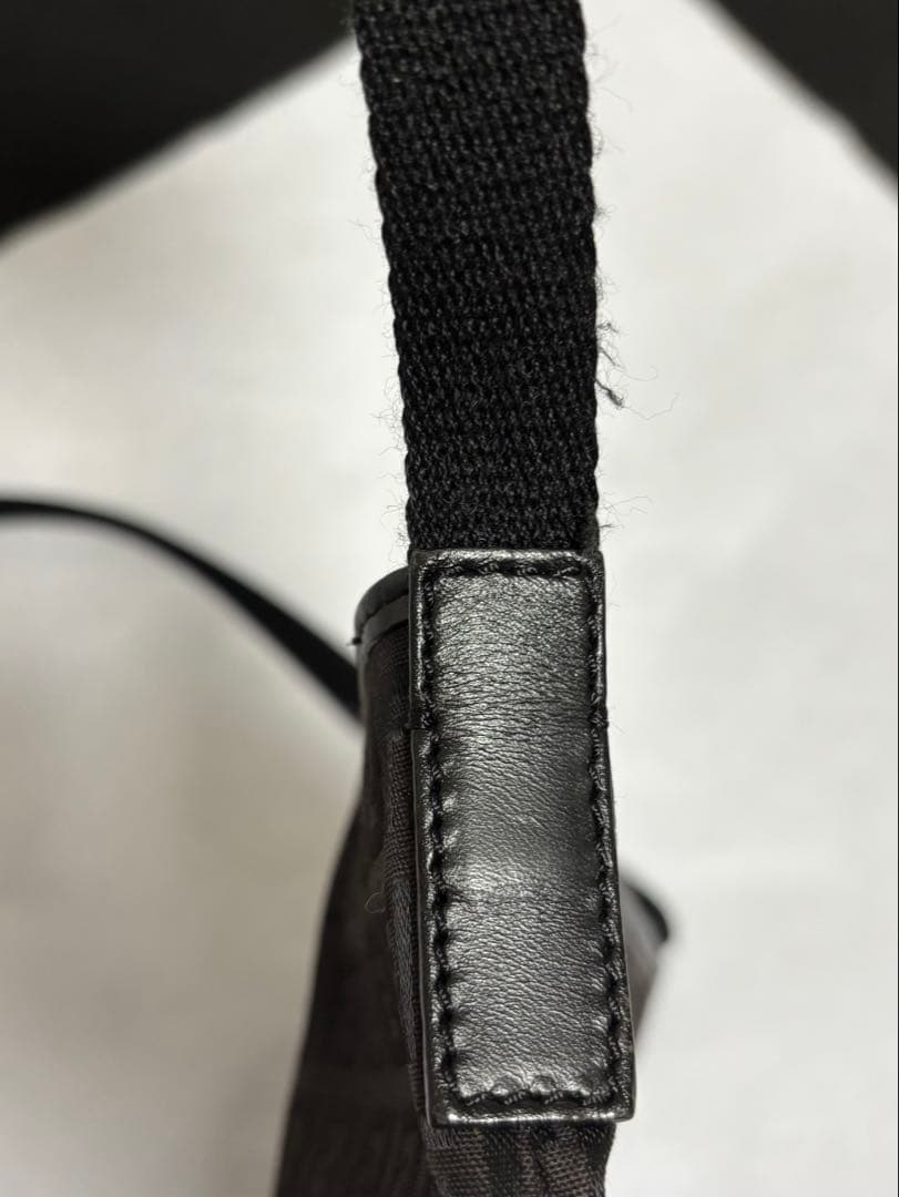 FENDI ズッカ ショルダーバッグ ブラック 斜めの写真3枚目