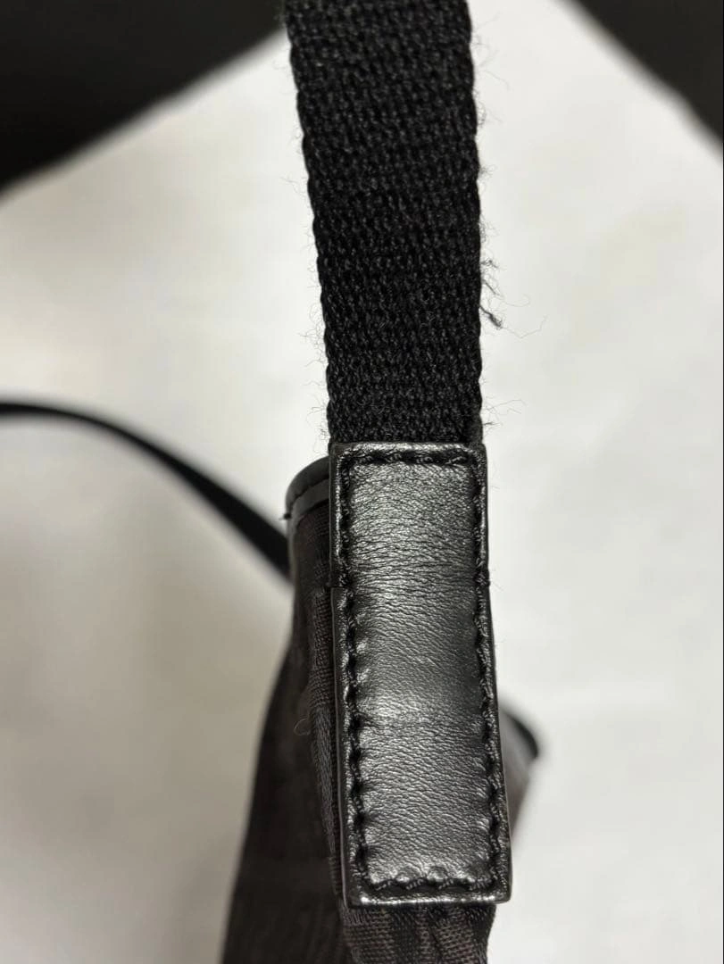 FENDI ズッカ ショルダーバッグ ブラック 斜めの写真3枚目