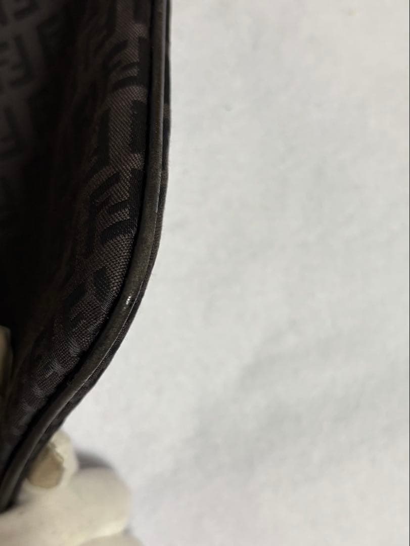 FENDI ズッカ ショルダーバッグ ブラック 斜めの写真4枚目
