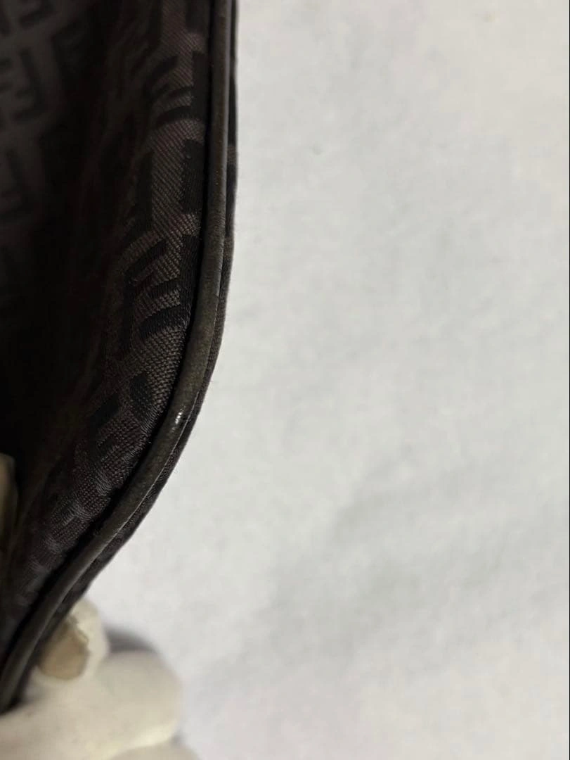 FENDI ズッカ ショルダーバッグ ブラック 斜めの写真4枚目