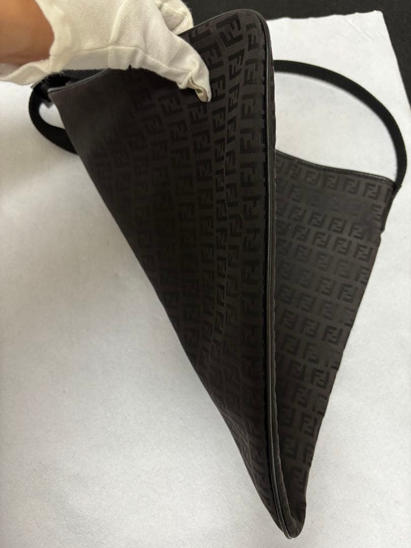 FENDI ズッカ ショルダーバッグ ブラック 斜めの写真6枚目