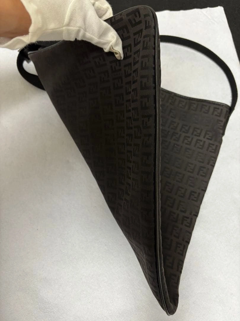 FENDI ズッカ ショルダーバッグ ブラック 斜めの写真6枚目