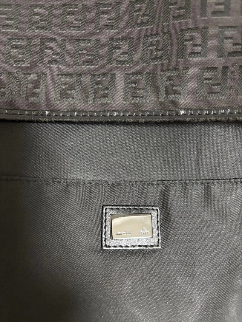 FENDI ズッカ ショルダーバッグ ブラック 斜めの写真9枚目