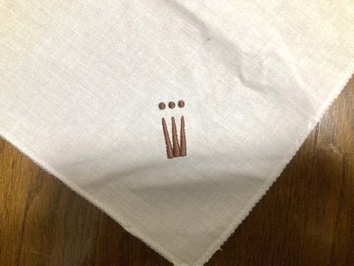 白系 刺繍入り ランチョンマット マルチクロス マルチカバー テーブルクロス ワンポイント入りの写真2枚目