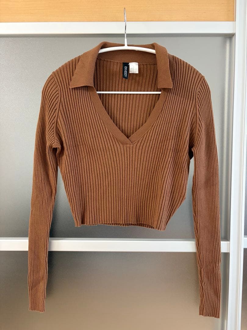 H&M リブ編みブラウンVネックシャツ　Mサイズの写真2枚目