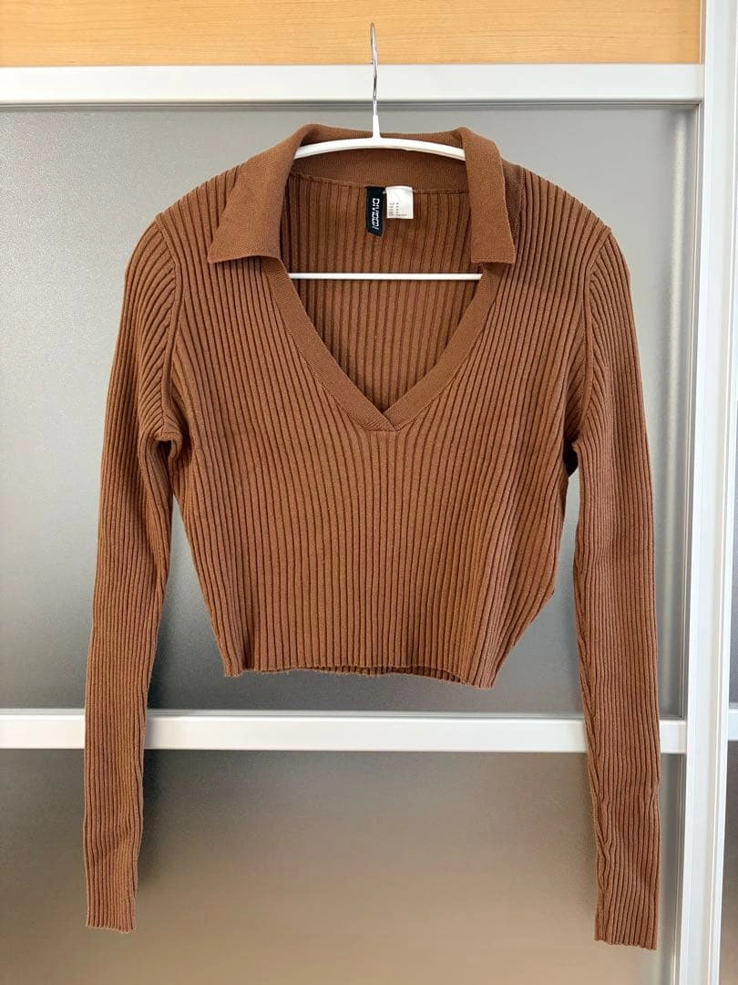 H&M リブ編みブラウンVネックシャツ Mサイズの写真2枚目