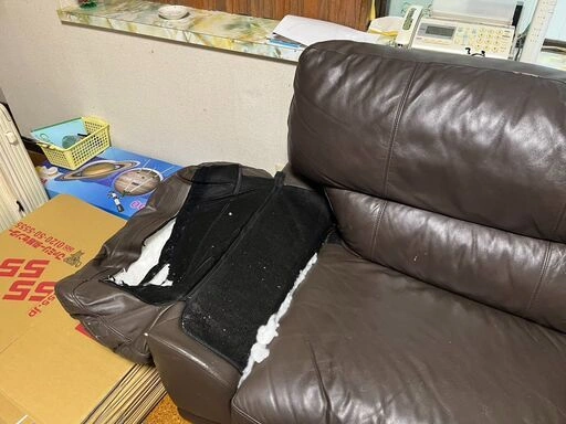 【無料】ニトリ 本革3人掛けソファ(ダークブラウン)※2Fから自力で搬出・2名以上で来られる方限定の写真2枚目