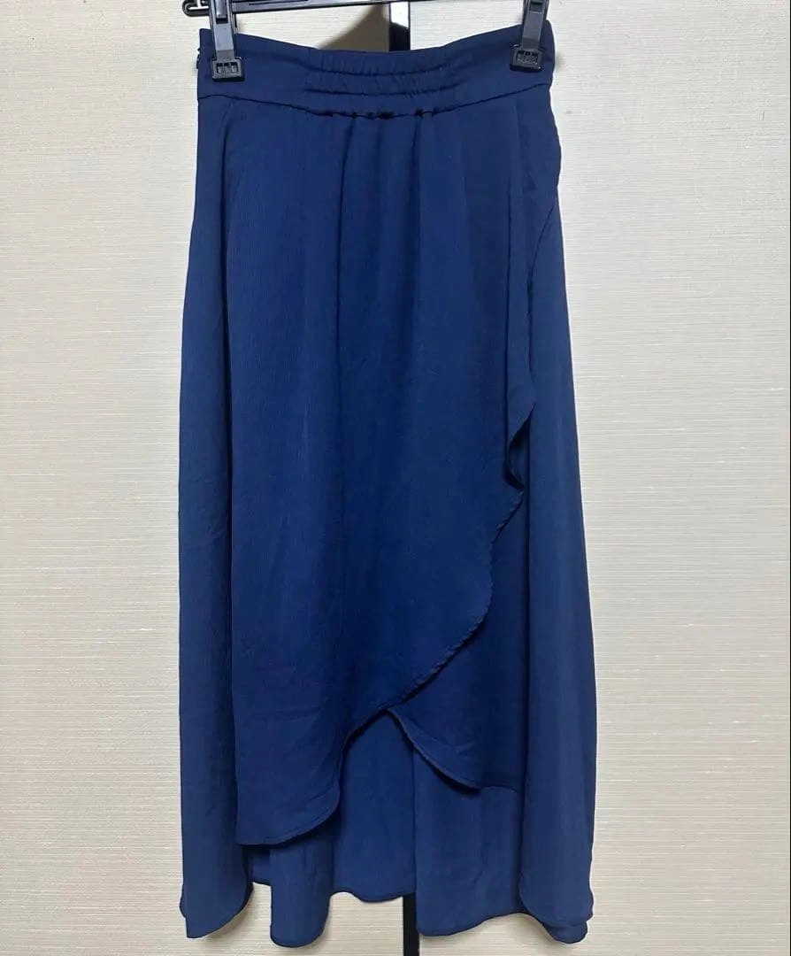 新品未使用 アンデミュウ ラップ風ロングスカート 紺 Fの写真3枚目