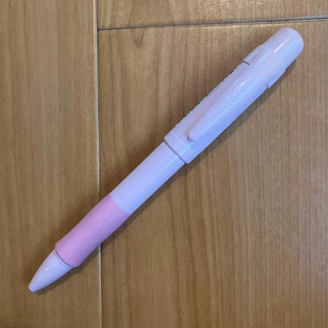 ホワイトとピンクのシャープペンシル