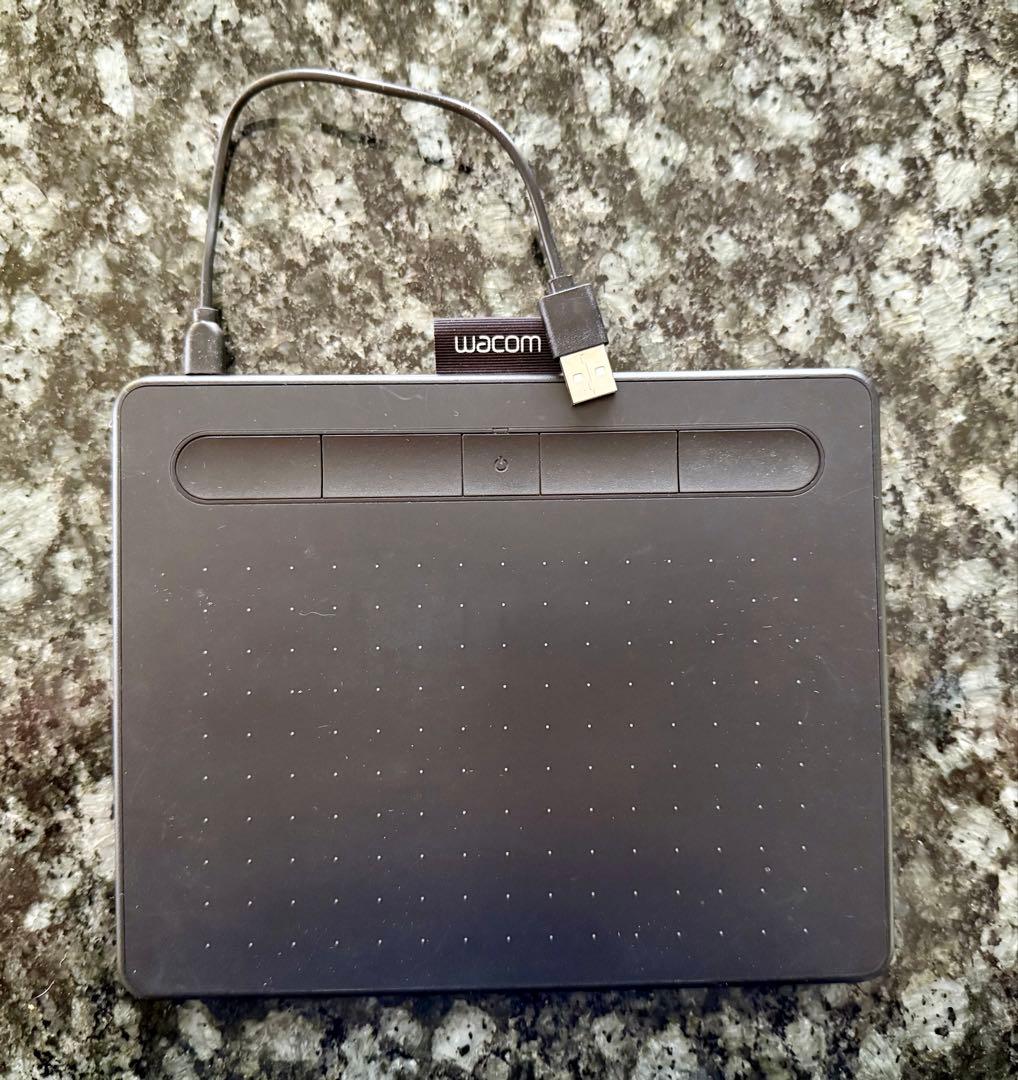 Wacom Intuos ペンタブレット 本体とペン