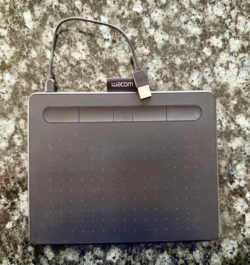 Wacom Intuos ペンタブレット 本体とペン