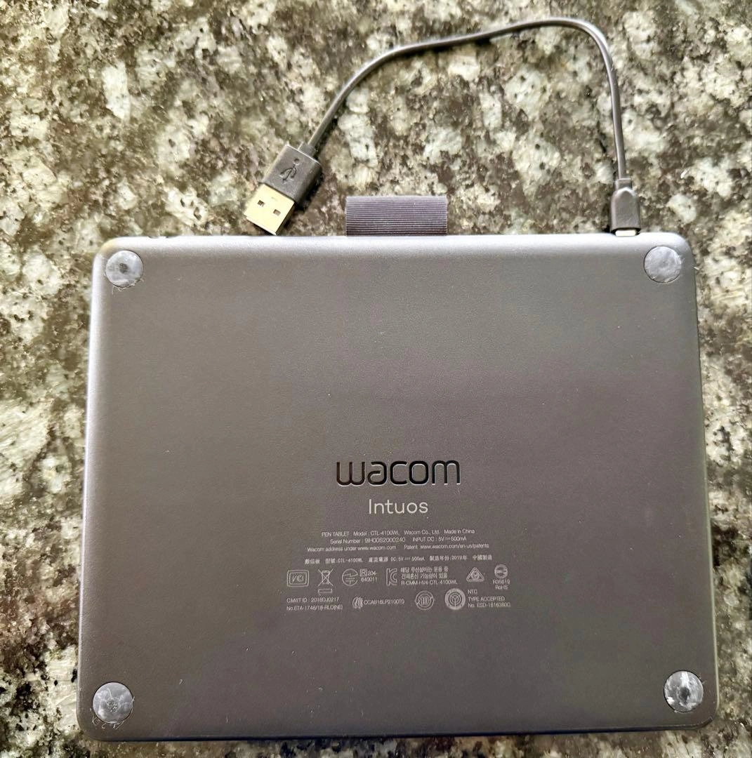Wacom Intuos ペンタブレット 本体とペンの写真2枚目