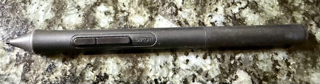 Wacom Intuos ペンタブレット 本体とペンの写真3枚目