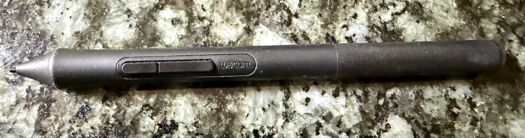 Wacom Intuos ペンタブレット 本体とペンの写真3枚目