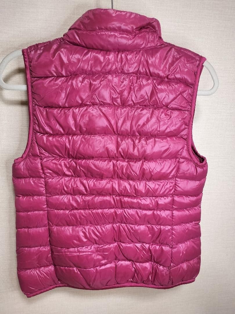 美品★ユニクロUNIQLOウルトラライトベストタウン M ラズベリーの写真2枚目