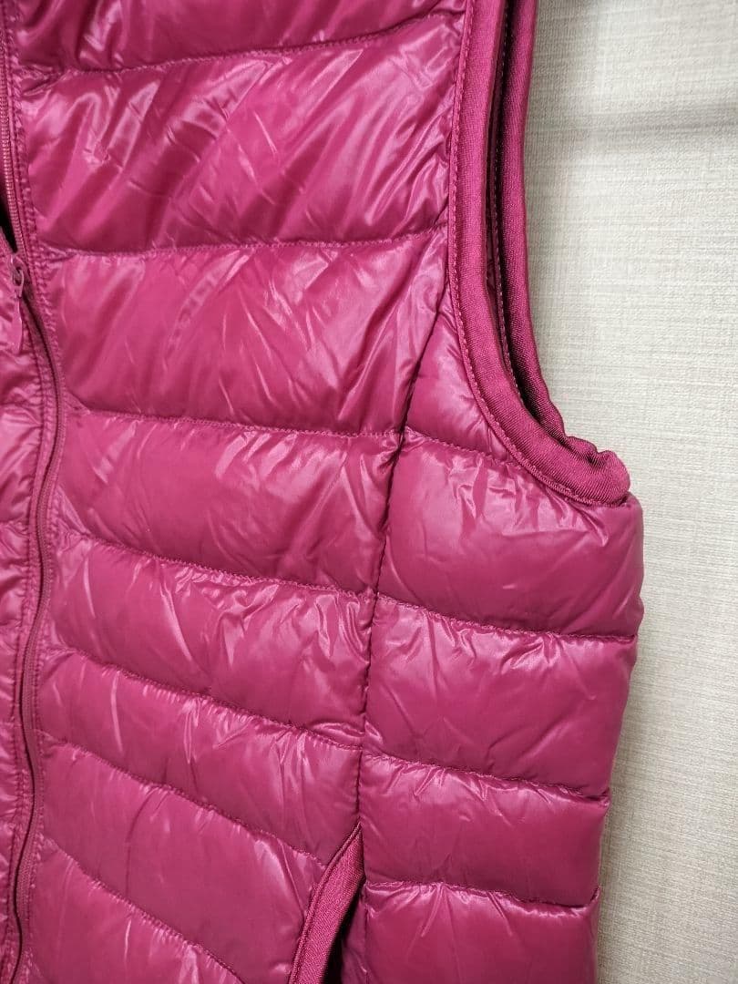 美品★ユニクロUNIQLOウルトラライトベストタウン M ラズベリーの写真9枚目