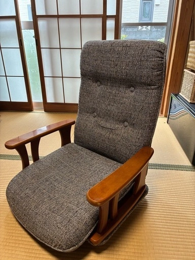 ひじ掛け付き リクライニング座椅子 木製フレーム グレー系生地(中古品)