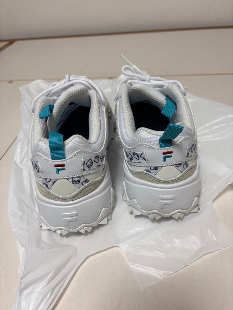 FILA スニーカー ホワイト×ブルー　そらるコラボの写真2枚目