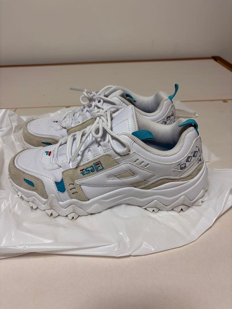FILA スニーカー ホワイト×ブルー　そらるコラボの写真4枚目