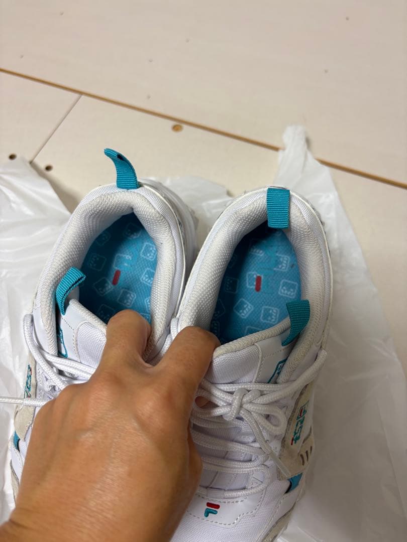 FILA スニーカー ホワイト×ブルー　そらるコラボの写真5枚目
