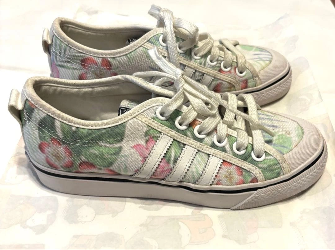 (美品) adidas Nizza スニーカー ボタニカル柄の写真2枚目
