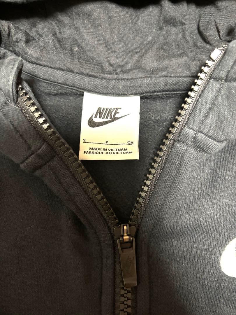 (美品)NIKE キッズ フルジップパーカー ブラック Sの写真3枚目