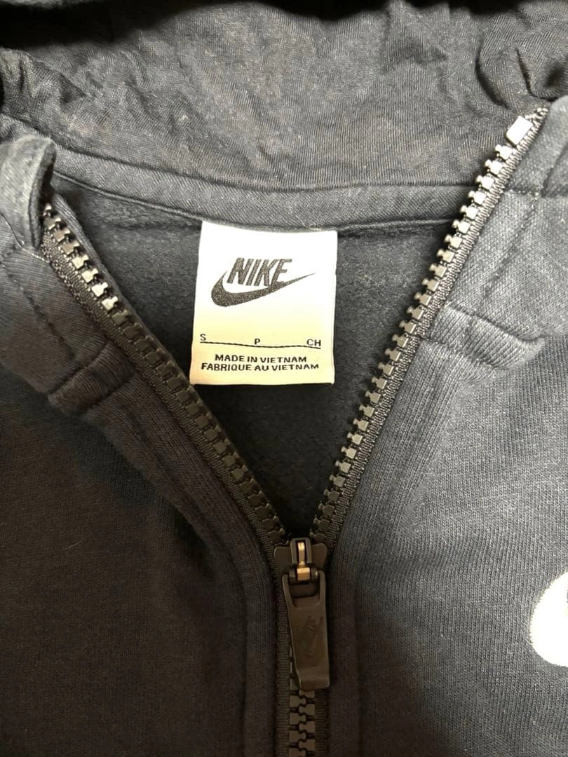 (美品)NIKE キッズ フルジップパーカー ブラック Sの写真3枚目