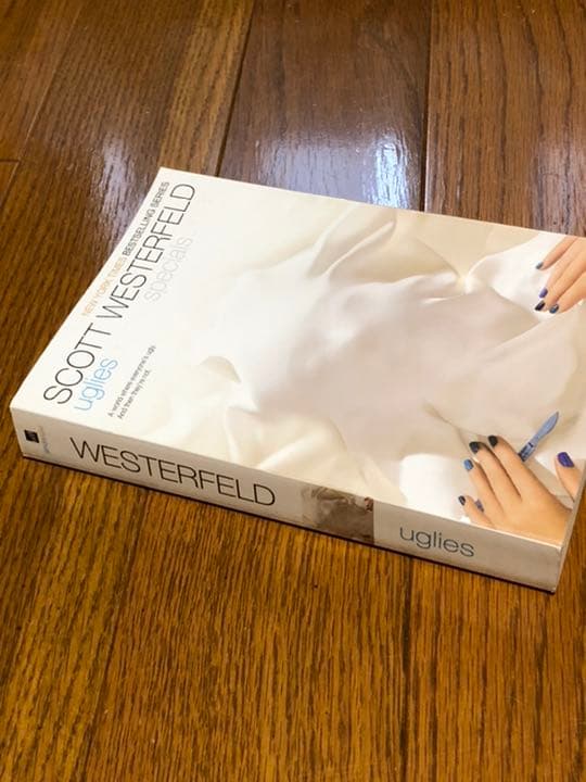 【再再値下げ‼️】Scott Westerfeld “uglies”の写真2枚目