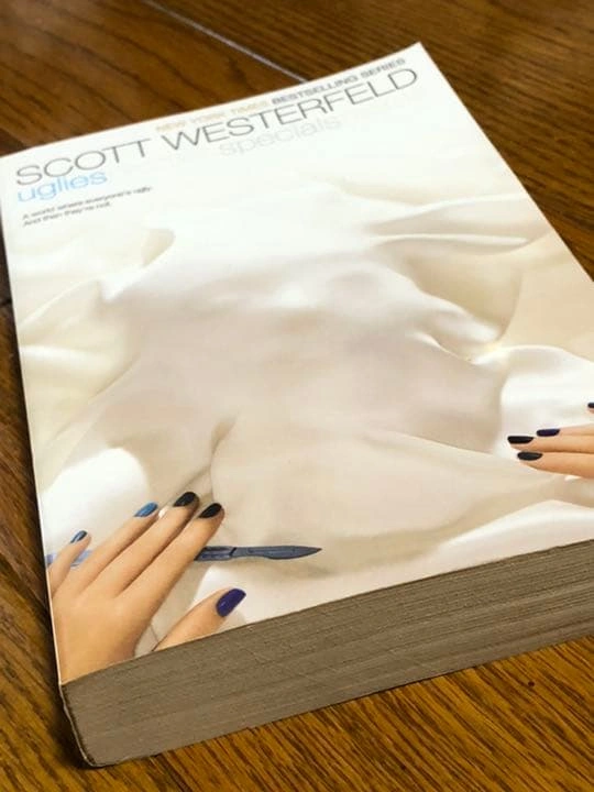 【再再値下げ‼️】Scott Westerfeld “uglies”の写真3枚目