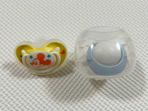 おしゃぶり　Sサイズ  ピジョン、NUK ケース付き