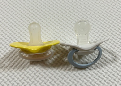 おしゃぶり　Sサイズ  ピジョン、NUK ケース付きの写真2枚目