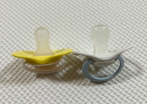 おしゃぶり Sサイズ ピジョン、NUK ケース付きの写真2枚目