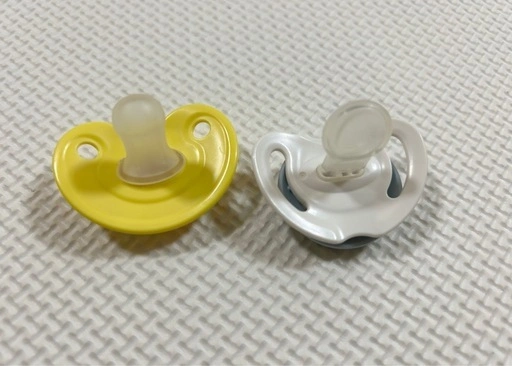 おしゃぶり Sサイズ ピジョン、NUK ケース付きの写真3枚目