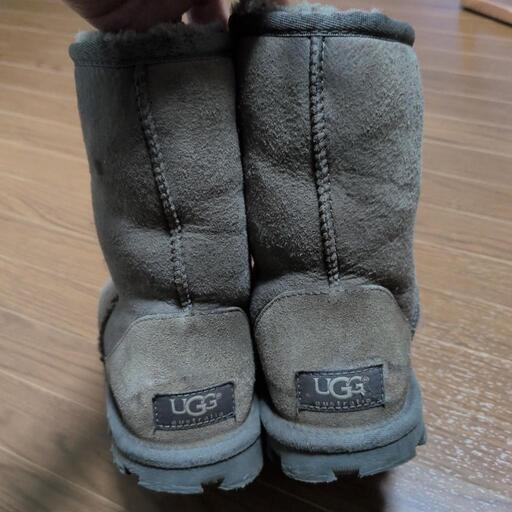 UGGスエード素材のムートンブーツ